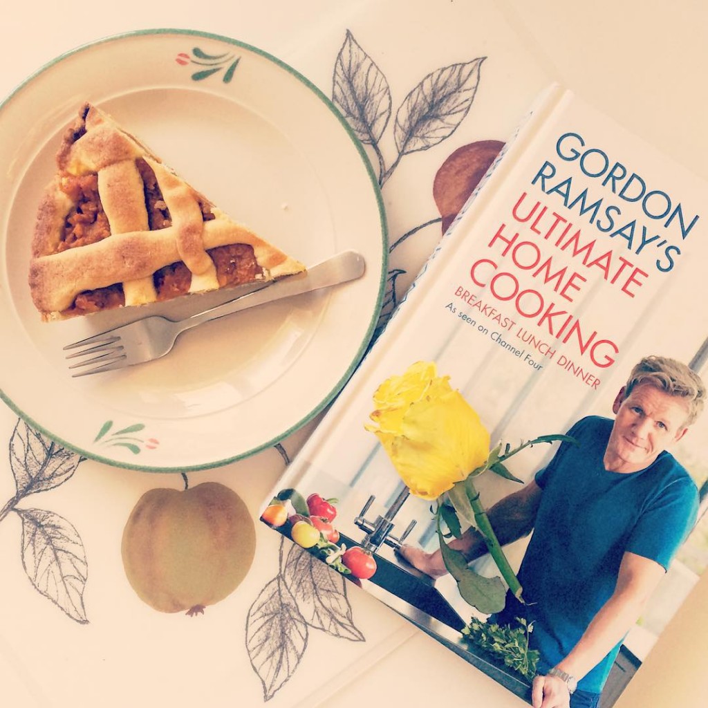 This is a perfect example on how to start your day right! Selfmade #homemade #pumpkin #pie with #pears and #walnuts and a side of food god's @gordongram book #homechef #autumn #morning #breakfast #pentik #plate #hemtex #placemat